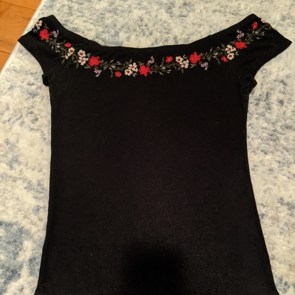 Black off the shoulder top from American Eagle - Picture 3 of 4